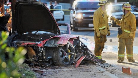 La Porsche rouge a percuté un lampadaire au nord de Los Angeles