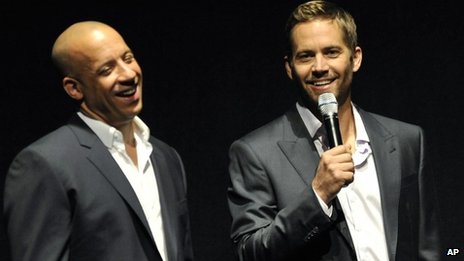 Vin Diesel (à gauche) a déclaré que la mort de l'acteur l'avait laissé «sans voix»