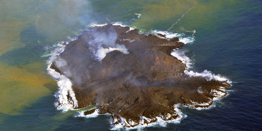 l'activité volcanique fait naître une île au  large du Japon