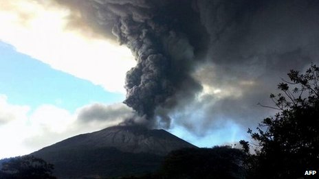 évacuation de plus de 2000personnes en raison de l'éruption du volcan Chaparrastique