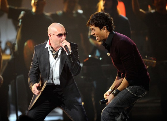 Enrique Iglesiaset Pitbull en duo pour "Freak"