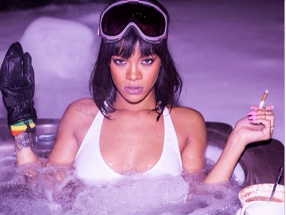 Rihanna-profite-d-un-jacuzzi-le-soir-de-son-anniversaire-le-20-fevrier-2014