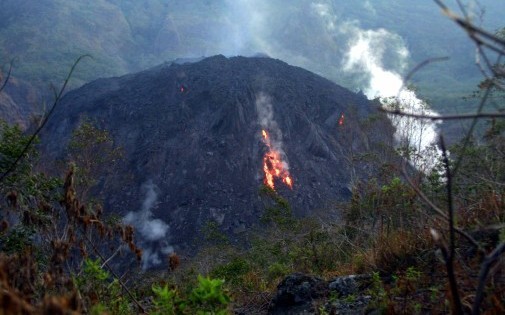 éruption d'un volcan sur l'île de Java