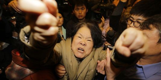« Meurtriers ! Meurtriers ! », a hurlé une femme, retenue à grand-peine par les personnes l'accompagnant. | REUTERS/JASON LEE