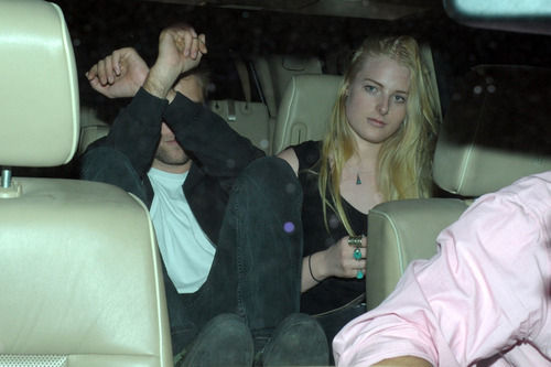 Robert Pattinson tente de cacher son visage