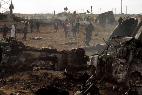 Des véhicules des forces pro-Kadhafi détruits par les raids aériens