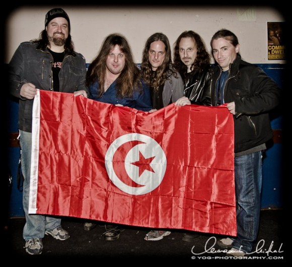 Le groupe Symphony X avec le drapeau Tunisien