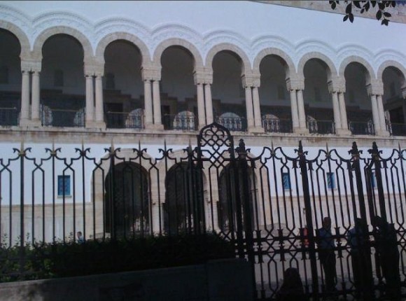 Des affrontements devant le Palais de justice de Tunis