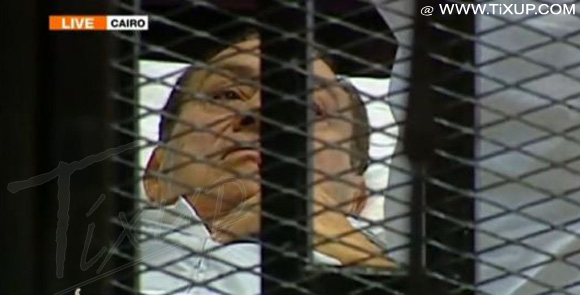 Hosni Moubarak sur un lit d'hôpital dans le box des accusés