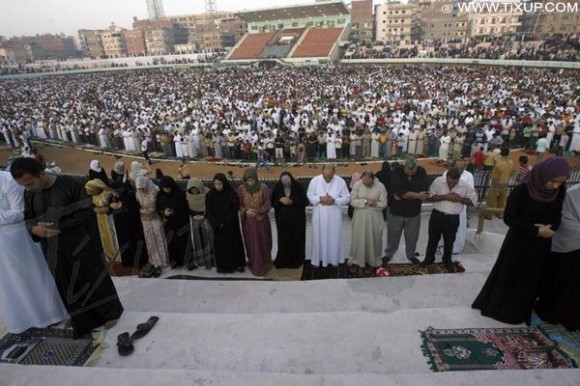 Des milliers d'égyptiens font la prière dans le stade de Mansura - Égypte
