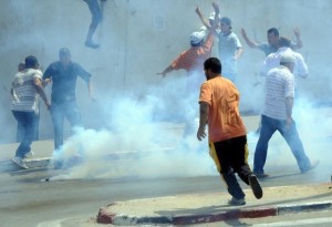 Du gaz lacrymogène qui envahit le centre ville de Tunis