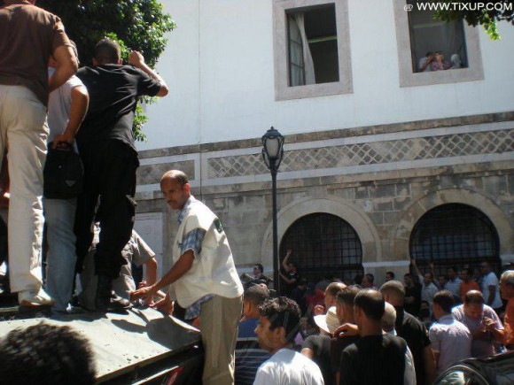 La Police manifeste à la Kasbah et appelle à la chute du gouvernement