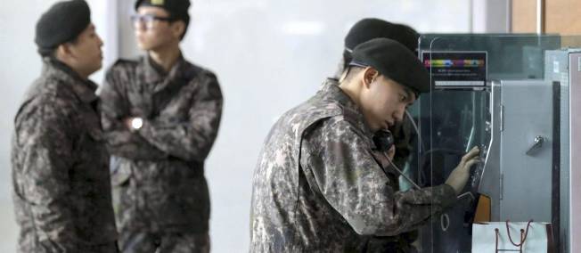 Soldats sud-coréens apprenant la nouvelle de l'essai nucléaire