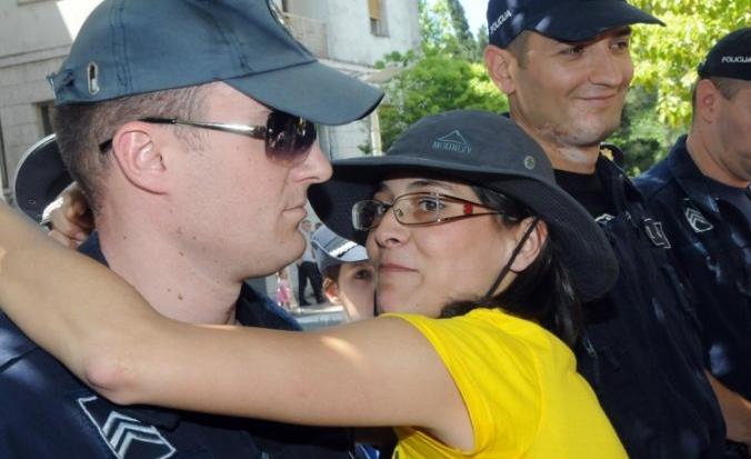 Vanja Calovic embrassant un policier dans l'exercice de ses fonctions
