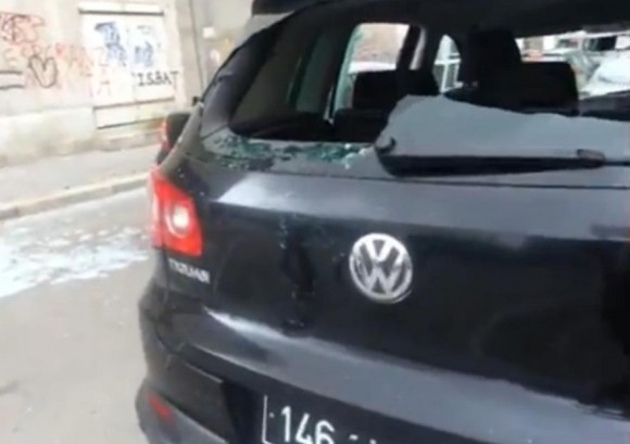 Pare-brise arrière cassée d'une voiture stationnant au niveau de la rue Jean Jaurès à Tunis