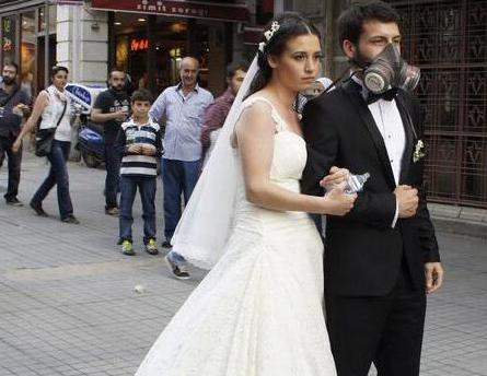 Un couple de jeunes mariés au milieu des manifestants à Istanbul