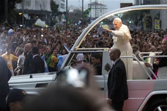 Le-pape-Francois-ouvre-avec-les-Bresiliens-un-dialogue-entre-amis_article_popin