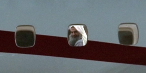 Abou Qatada à bord de l'avion qui va l'extrader vers la Jordanie