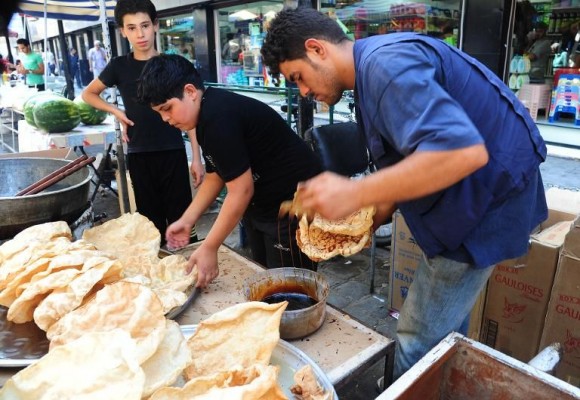 Des Syriens préparent des gâteaux traditionnels pour le ramadan, le 13 juillet 2013 à Damas - Photo de Louai Beshara - AFP © 2013 AFP 