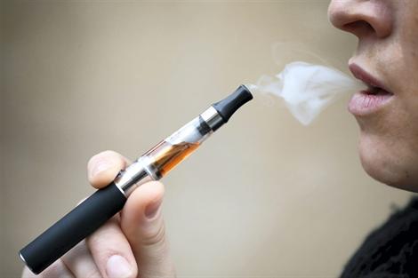« Les cigarettes électroniques sont loin d’être les gadgets inoffensifs qu’on nous présente », affirme la revue « 60 millions de consommateurs ». Photo : AFP