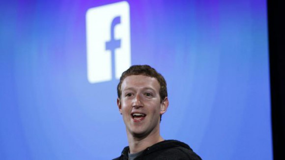 Le fondateur de Facebook, Mark Zuckerberg, le 4 avril 2013, lors d'une conférence de presse à Menlo Park (Californie, Etats-Unis). (ROBERT GALBRAITH / REUTERS)