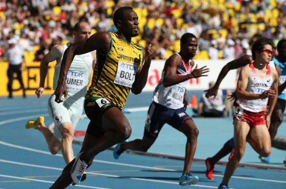 Le jamaïcain Usain Bolt en séries du 200m des mondiaux d 'athlétisme