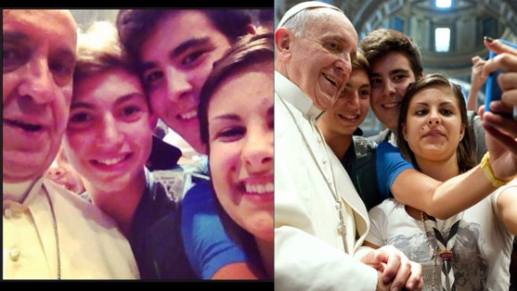 Le pape François entouré de jeunes chrétiens à saint-Augustin à Rome le 28 août 2013 (photo de gauche AFP, photo de droite postée sur Facebook par l'un des jeunes) / Crédits : Montage: MYTF1News / Photos: AFP et Facebook