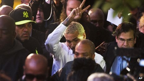 Chris Brown sort du tribunal à Washington le 28 Octobre