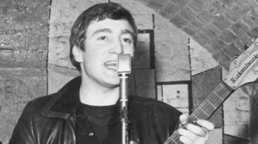 John Lennon sur la scène du Cavern en 1961