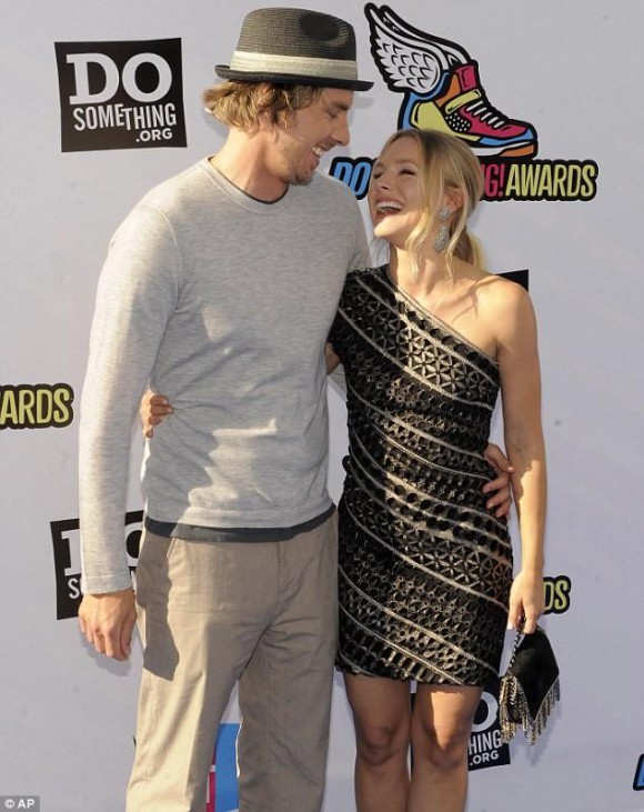 296481-kristen-bell-and-dax-shepard-having-a-laugh-on-the-red-carpet