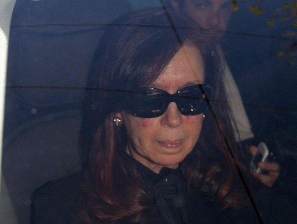 La présidente Cristina Fernandez de Kirchner arrive au clinique de Buenos Aires le 7 octobre 2013