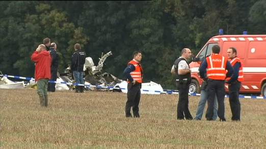 Les travailleurs des services d'urgence examinent la scène où l'avion s'est crashé