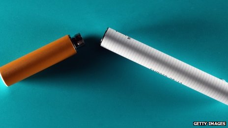 E-cigarette fonctionne avec une batterie rechargeable. Elle mélange ensuite la nicotine avec d'autres substances chimiques dans une vapeur inhalable