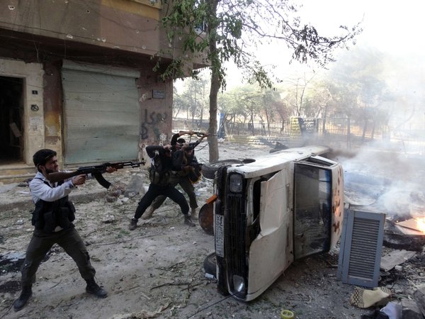 Les combattants rebelles ont ouvert le feu par derrière une voiture lors d'affrontements dans le nord de la ville syrienne d'Alep