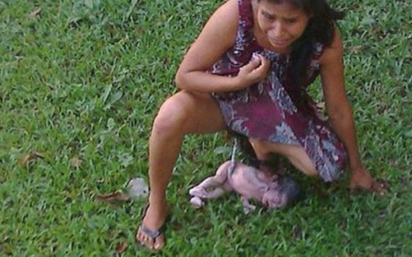  Irma Lopez au moment de l'accouchement dans la pelouse de l’hôpital 