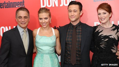 Scarlett Johansson, Julianne Moore et Tony Danza qui joue le père de Gordon-Levitt dans le film
