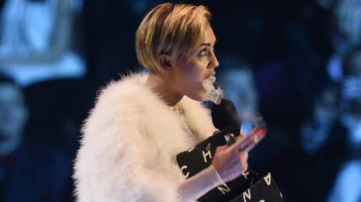 Miley courtise à nouveau la controverse,