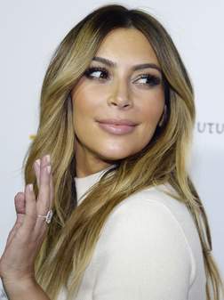 Kardashian exhibe sa bague de fiançailles