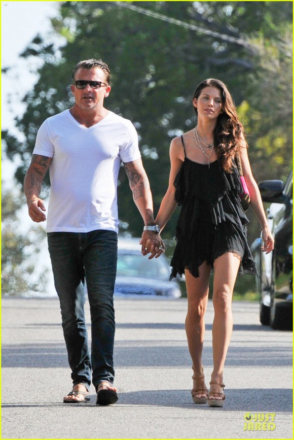 annalynne-mccord-dominic-purcell-new-year-in-australia-09