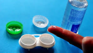 doutes sur l'efficacité des produits de nettoyage pour lentilles de contact