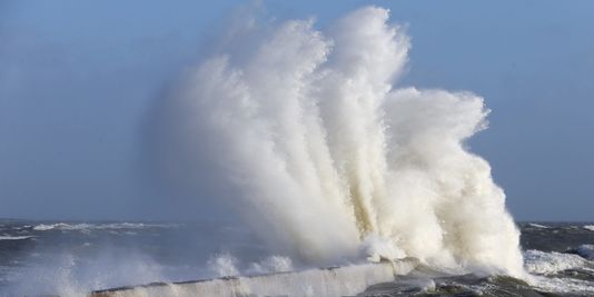 les vagues attaquant le littoral atlantique sont monstrueusement hautes