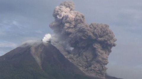 Indonésie éruption d'un volcan