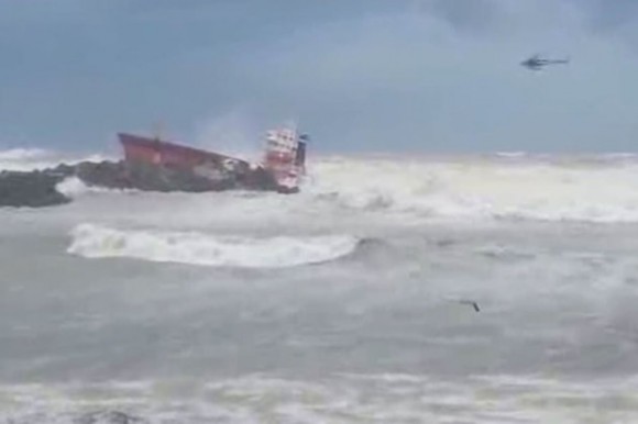 Le cargo espagnol se brise en deux déversant du gasoil en mer