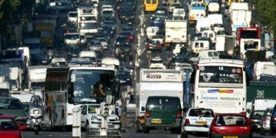 Paris interdit la circulation des voitures pour réduire la pollution en ville.