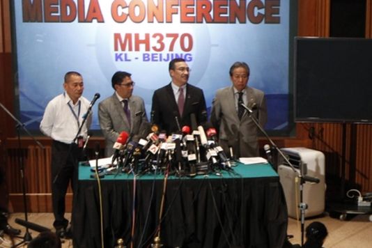 Conférence de presse du directeur de la Malaysia Airlines, Ahmad Jauhari Yahya (à gauche) et du ministre des transports malaisien Hishammuddin Hussein (deuxième à partir de la droite), à l’aéroport de Kuala Lumpur, mardi 18 mars. | REUTERS/EDGAR SU