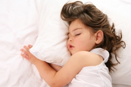 A partir de 4 à 5 ans le sommeil de l'enfant commence à ressembler à celui de l'adulte