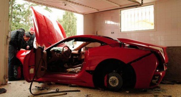 voiture ferrari saccagée en Tunisie