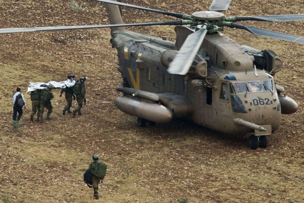 Les troupes israéliennes portent le corps d'un soldat tué en Cisjordanie