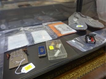 Chaussures, cassettes, des carnets et des mégots de cigarettes sont parmi les articles à la vente aux enchères